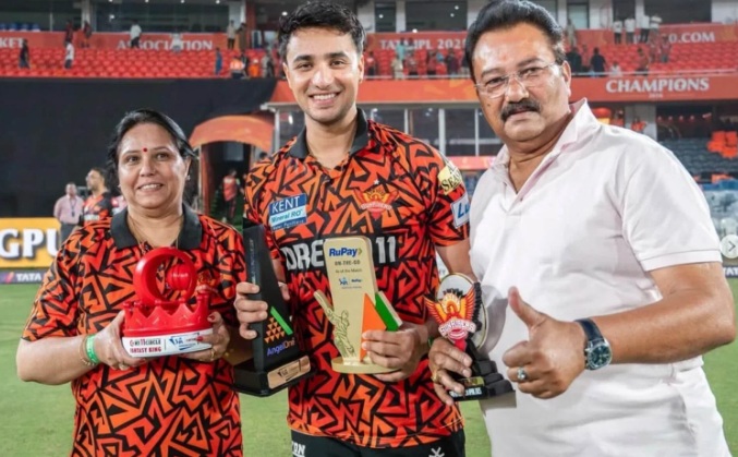 Abhishek Sharma With his mother and father