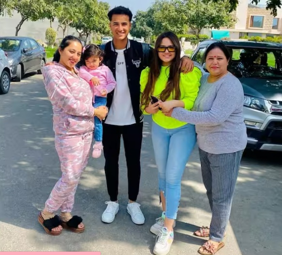 Abhishek sharma with his Sisters Komal and Sania